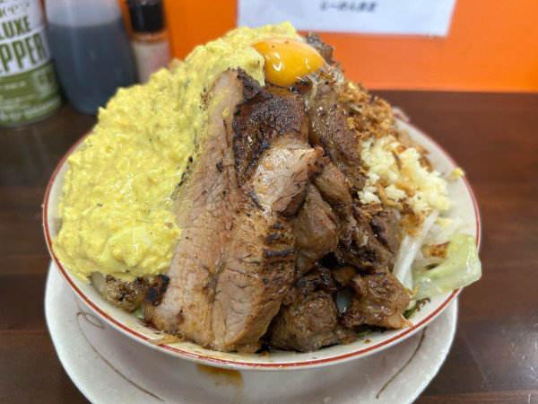 「漢の自家製タルタル豚まぜそば（カレー味）」@らーめん漢道の写真