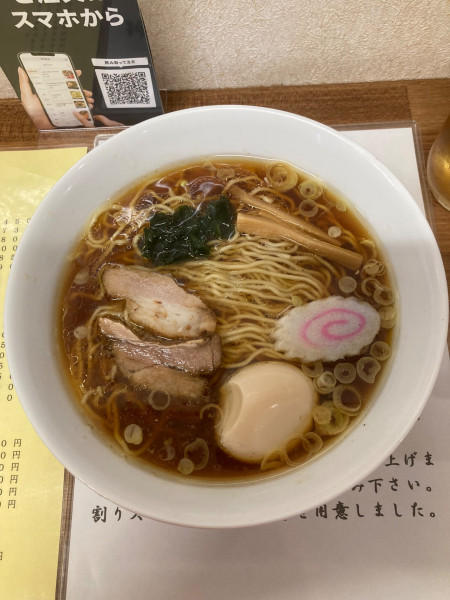 「らーめん（醤油）味玉　ラーパス　ウーロン茶」@ラーメン香華の写真