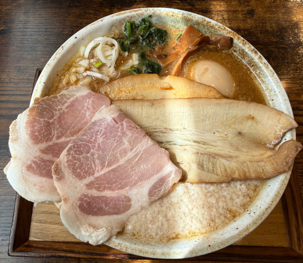 「虜特製濃厚魚介中華そば大盛り背脂あり」@自家製中華そば 麺の虜の写真