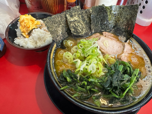 「ラーメン（ほうれん草＋薬味＋海苔）＋卵まぶし」@家系ラーメン 王道 神道家の写真
