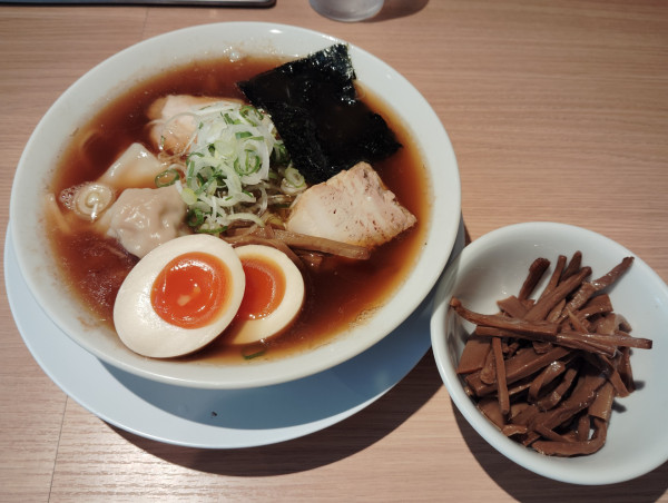 「特製中華そば　　1480円　メンマ　150円」@中華そば やなぎやの写真