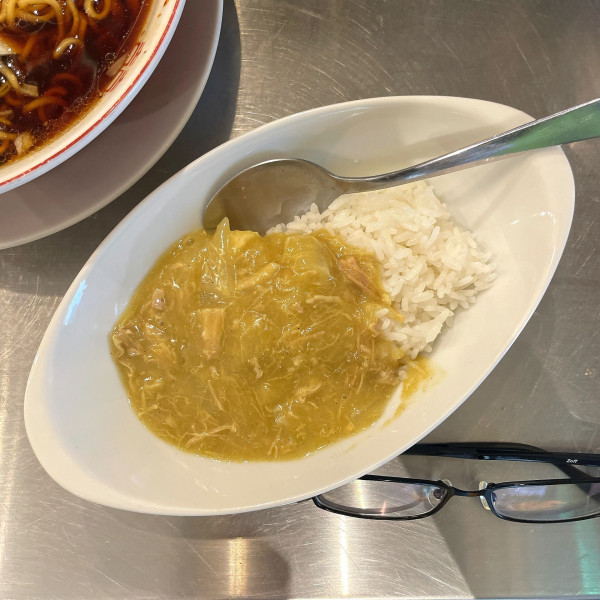 「黄色い豚半カレー」@まる竹の写真