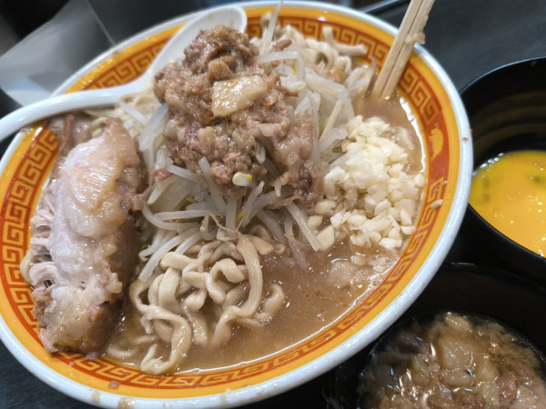 「ラーメン450・生卵(脂・にんにく少)」@えどもんどの写真