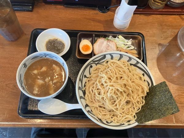 「煮干し肉つけ麺　麺大盛りサービスタイムで無料　硬め　990円」@壱鵠堂 高田店の写真