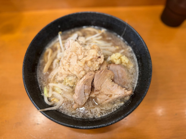 「豚ラーメン(麺少な目.ヤサイ少な目.ニンニク少な目)900円」@時は豚なり 糀谷店の写真