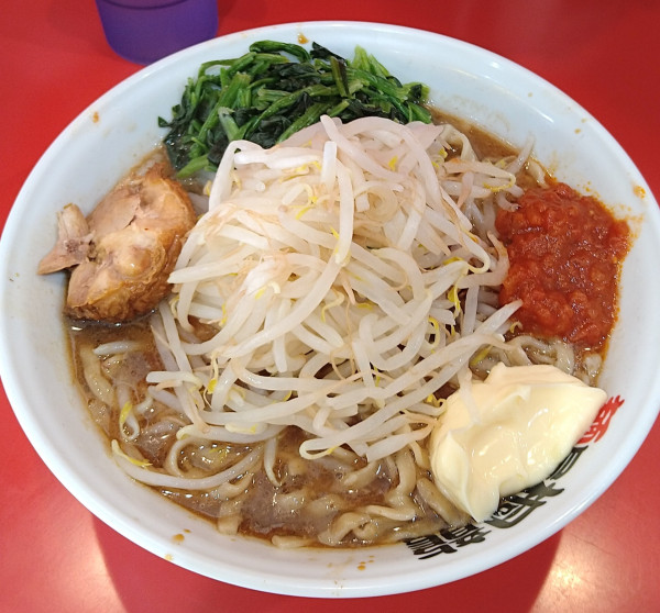 「らーめん小+鶏ﾁｬｰ､ほうれん草､つけ脂､マヨ､アレ=🍅」@麺屋 桐龍 久喜店の写真