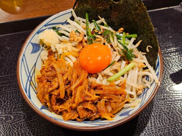 「【限定】旨辛肉盛りニラ玉ぶっかけ　890円」@丸亀製麺 弘前店の写真