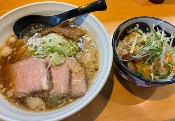 「津軽らーめん（こってり醤油）900円+ちゃーしゅーご飯350円」@麺匠 喜楽々の写真