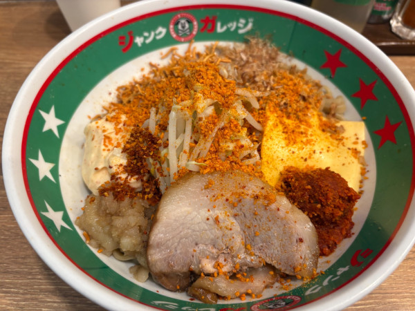 「パワフルまぜそば＋大盛り＋野菜＋RED」@ジャンクガレッジ 大宮駅前店の写真