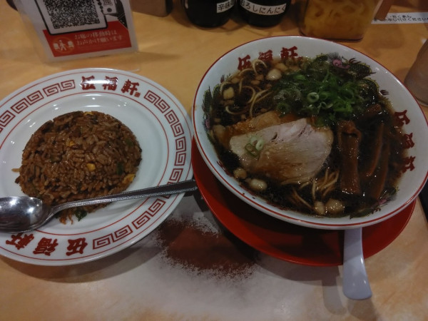 「ラーメン 焼き飯」@伍福軒 新宿西口店の写真