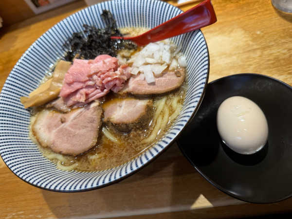「【復刻】背脂醤油らー麺肉増し+味玉」@焼きあご塩らー麺 たかはし 上野店の写真