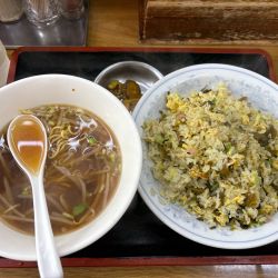 高菜チャーハンと半ラーメン