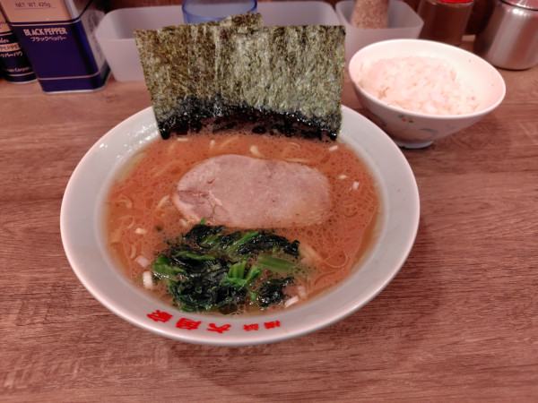 「ラーメン(並)¥900ライス¥150」@ラーメン 六角家の写真