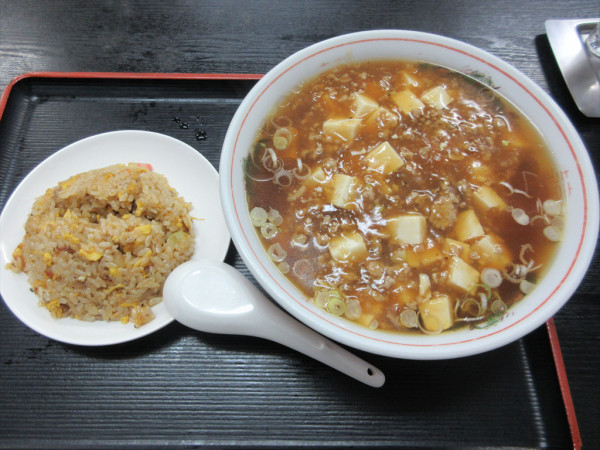「マーボーメン（600円）＋半チャーハン（450円）」@宝来屋の写真