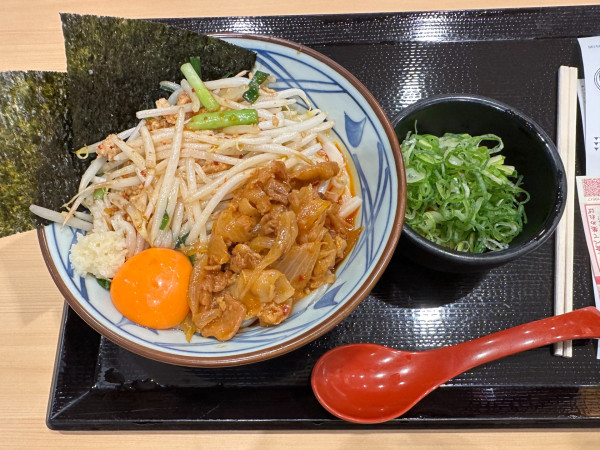 「旨辛肉盛りニラ玉ぶっかけうどん(麺並盛)890円→860円」@丸亀製麺 イーサイト高崎店の写真