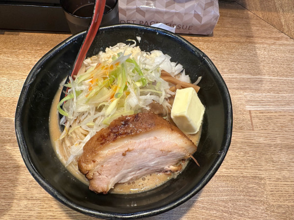 「味噌らーめん＋バター」@萬馬軒 橙 池袋店の写真