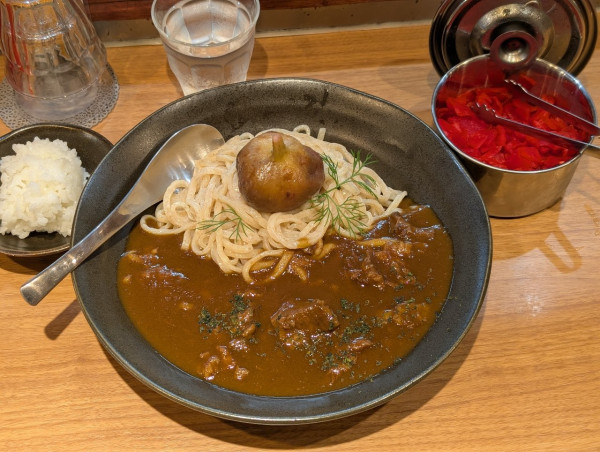 「いちじくチャツネ入りビーフカレーまぜsoba~いちじくコンポート」@鶏Soba Toraやの写真
