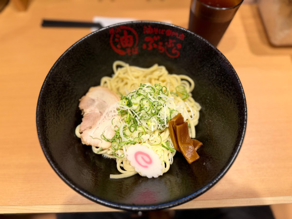 「油そば 並盛(150g) 880円」@油そば専門店 ぶらぶら 池袋東口店の写真