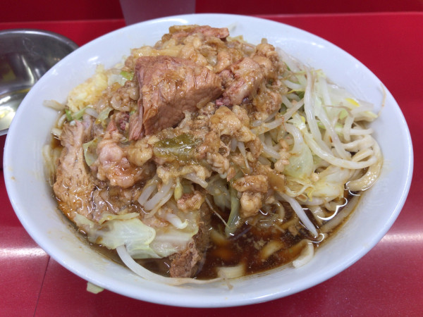 「小ラーメン(ニンニク、アブラ、カラメ)+生たまご 1050円」@ラーメン二郎 越谷店の写真