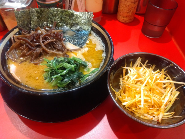 「ラーメン+赤ネギ+キクラゲ」@カズ家 行徳店の写真