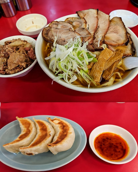 「チャーシュー大肉増し＋餃子3個＋半ライス＋肉脂」@一品香 小山の写真