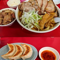 チャーシュー大肉増し＋餃子3個＋半ライス＋肉脂