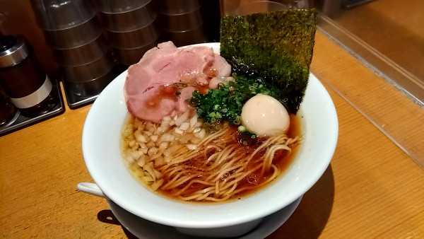 「淡麗醤油玉子入り（１，０７０円）」@麺屋 まほろ芭の写真