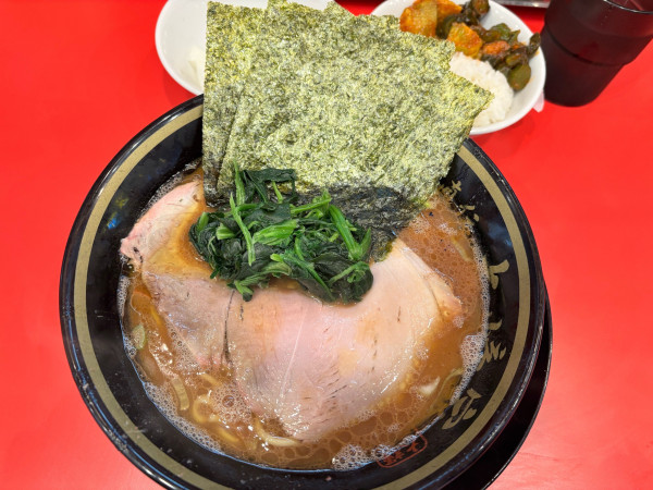 「ラーメン並900円＋ライス100円」@家系ラーメン大﨑家 末広町店の写真