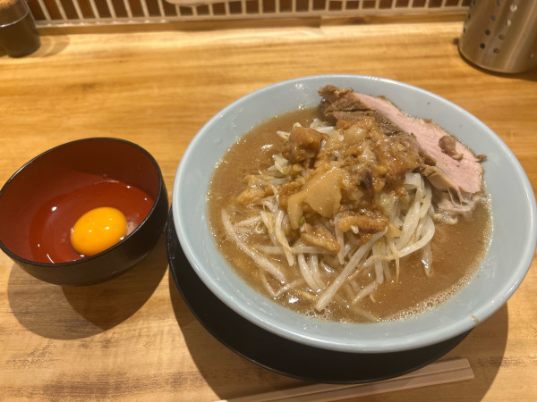 「俺道ラーメン150g/ニンニク抜き/野菜少なめ/アブラ/生卵トッ」@俺の生きる道 関内地下街マリナード店の写真