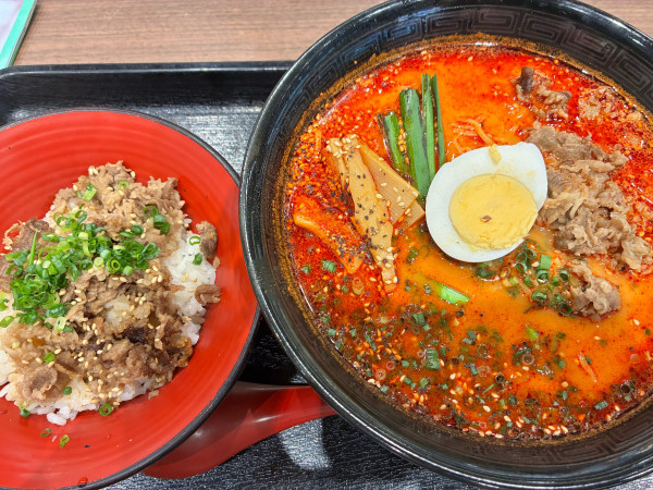 「トラジラーメン赤　焼肉丼セット」@焼肉トラジ 守谷SA下り店の写真
