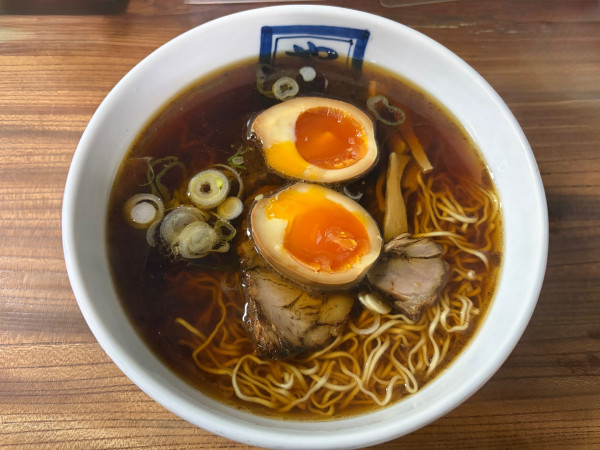 「中華そば(並)煮玉子入1100円」@やよいそば 角店の写真