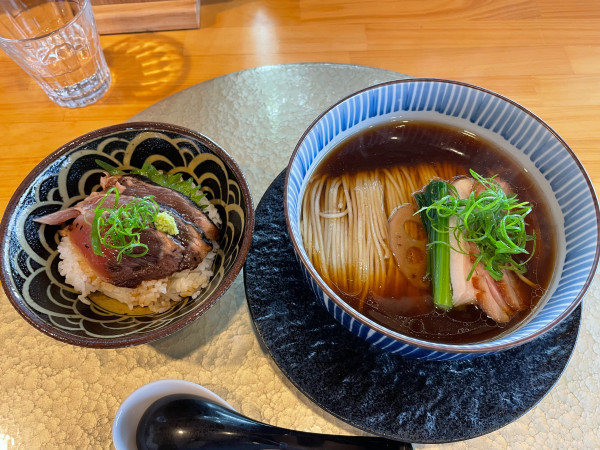 「中華蕎麦+限定鰹タタキ丼」@中華蕎麦 鳴神食堂の写真