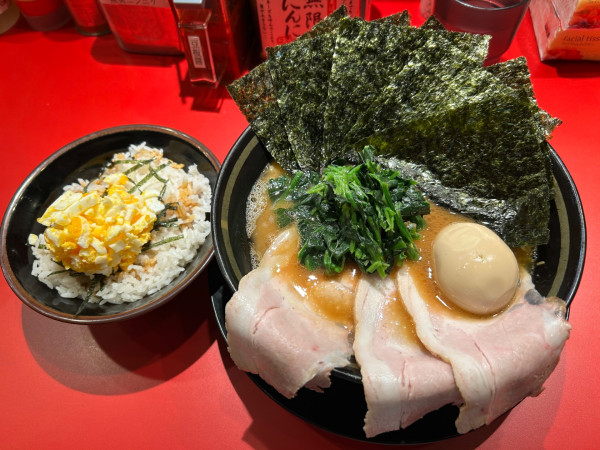 「王道ラーメン　玉子まぶしごはん」@家系ラーメン 王道乃印 新橋店の写真