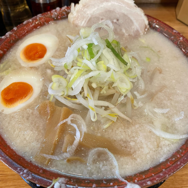 「玉子らーめん 醤油 背脂2 1,000円 半麺-50円 小ラ」@チャッチャ系らーめん もん吉の写真