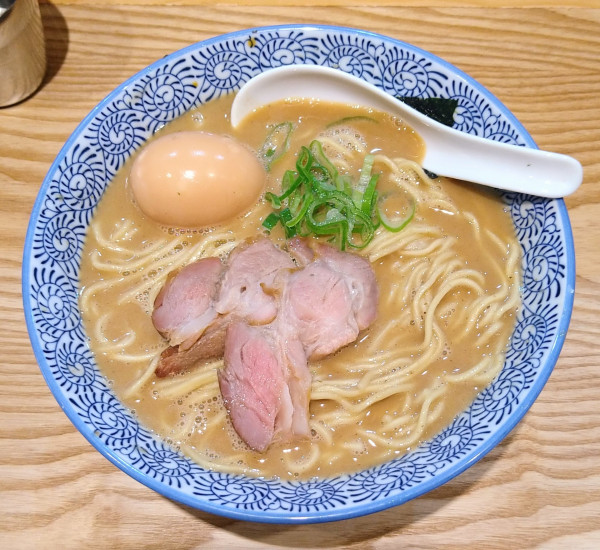 「らーめん＋味玉」@麺屋山界の写真