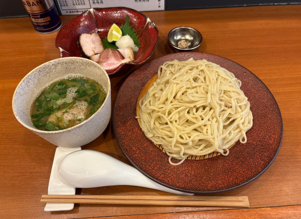 「【季節限定 秋】秋刀魚煮干つけ麺(醤油)」@自家製手もみ麺 鈴ノ木の写真