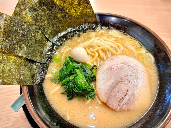 「醤油らーめん(890円)」@横濱家系ラーメン たくみ家 下妻店の写真