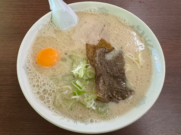 「生卵入りラーメン　800円」@来久軒の写真