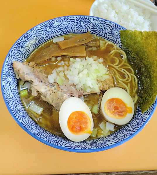 「煮干し中華そば+味玉+半ライス」@NEW Akkeyラーメンの写真