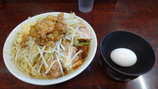 「小ラーメン（800円）＋生たまご（50円）ニンニクアブラ」@ラーメン二郎 めじろ台店の写真