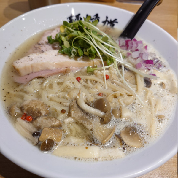 「キノコたっぷり鶏豚白湯」@麺 鍾馗の写真