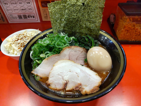 「特製ラーメン＋味玉､ライス」@横濱家系ラーメン 十代目野中家の写真