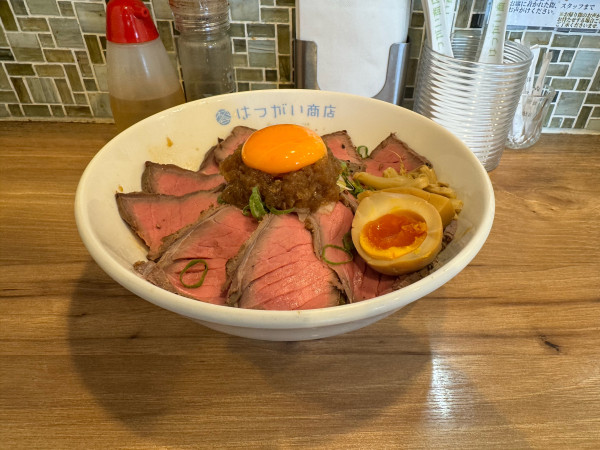 「ローストビーフのあえそば(背脂) 倍盛」@はつがい商店の写真