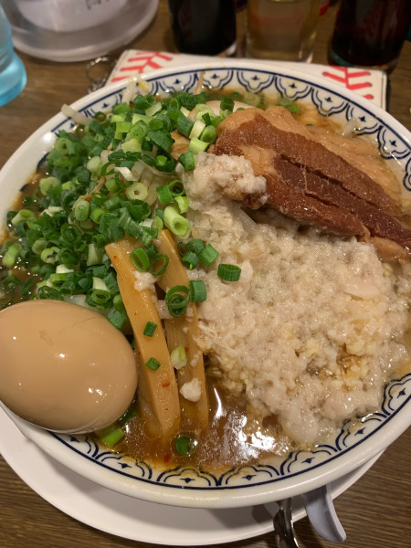 「角煮ストロングラーメン(煮玉子万能ねぎ)」@東京豚骨拉麺 ばんから 新富士店の写真