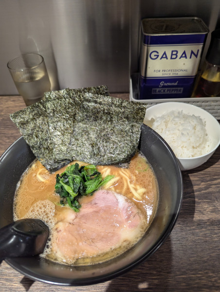 「ラーメン+無料ライス」@らーめん 吟太の写真