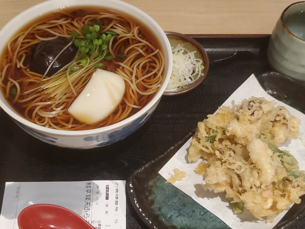 「鮏と平茸の天ぷらそば」@味奈登庵 みなとみらい店の写真