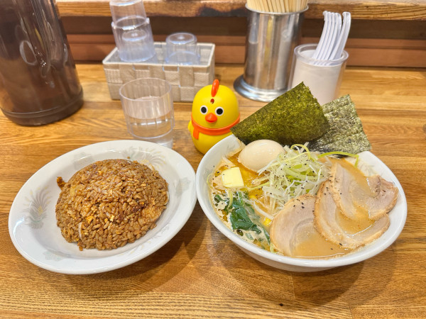 「北の白味噌ラーメンスペシャルと黒炒飯」@北海道ラーメン ひよこ軒の写真