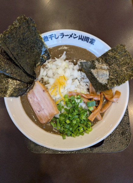 「鬼煮干しラーメン + 玉ネギ + 海苔5枚」@煮干しラーメン山岡家 久喜店の写真