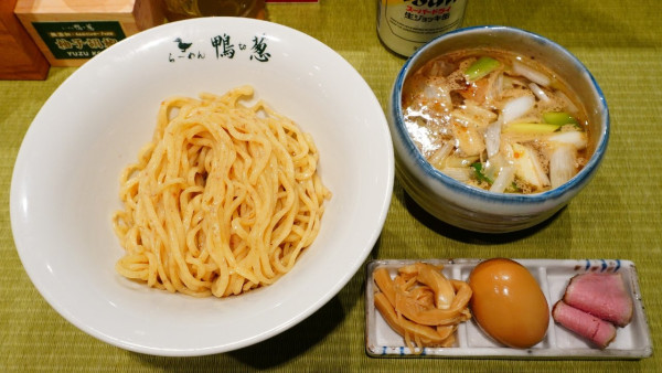 「鴨汁つけそば（上）＋生ジョッキ缶」@らーめん 鴨to葱 イイトルミネ新宿店の写真