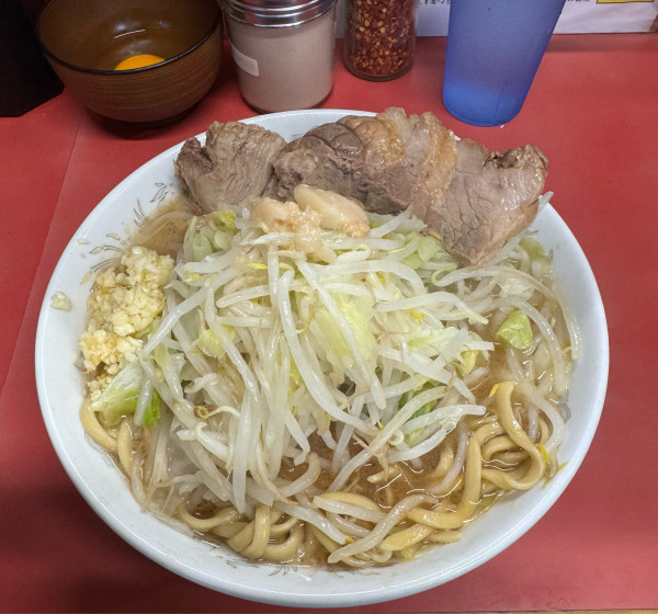 「小ラーメン豚５枚＋生卵」@ラーメン二郎 環七一之江店の写真